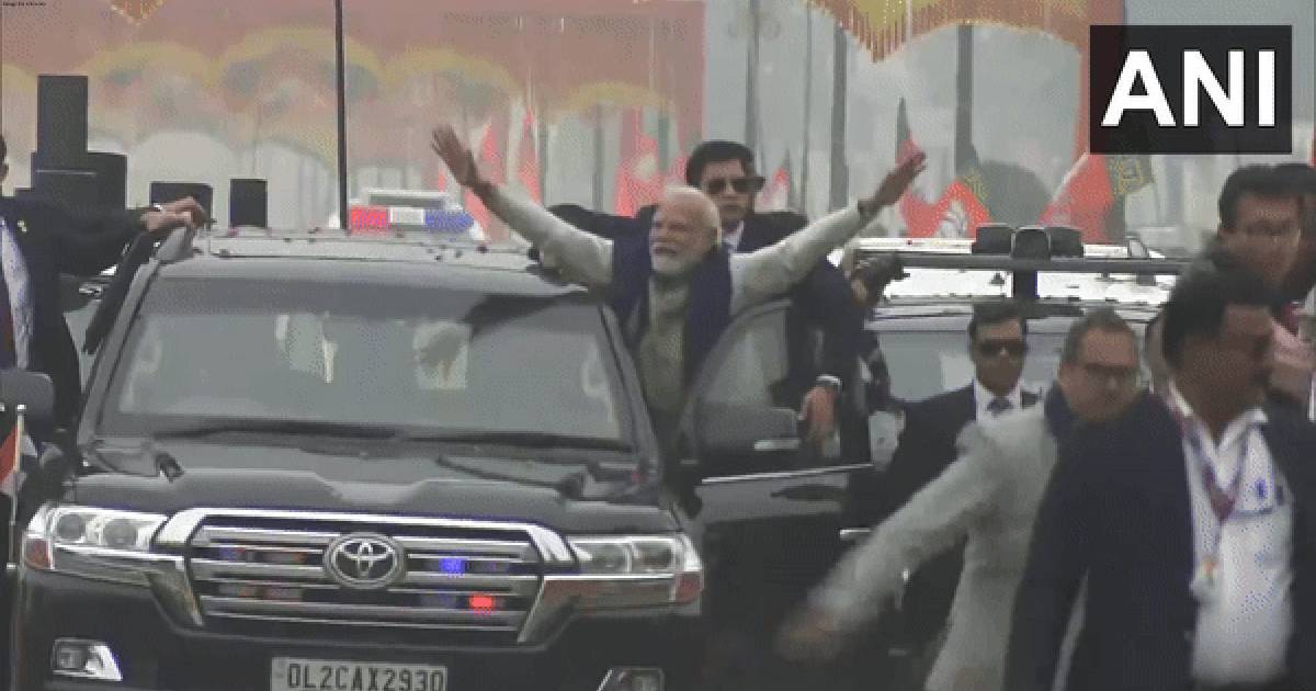 People shower petals as PM Modi takes lap of honour on his way to Ayodhya rly stn